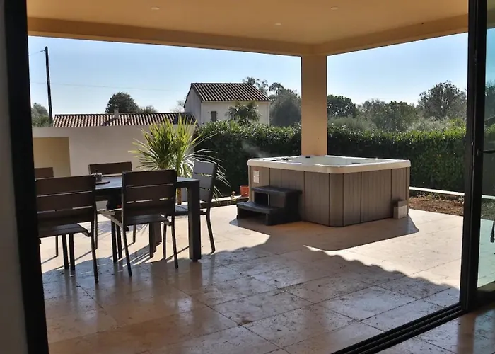 2 - Piscine Et Villa Ventiseri